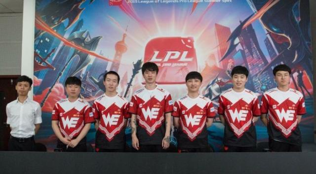 双手指天或 双手指天或